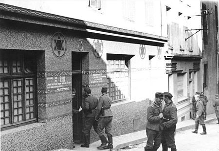 450px-Bundesarchiv_Bild_101II-MW-1019-07_Frankreich_Brest_Soldatenbordell1.jpg