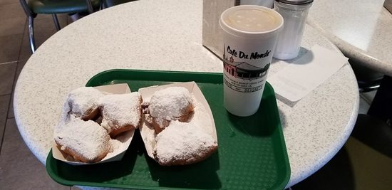 Cafe_du_Monde_beignets.jpg