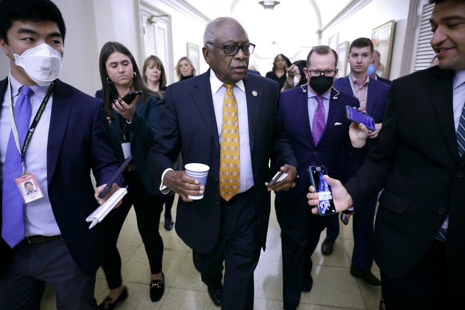 WASHINGTON, DC - NOVEMBER 17: House Majority Whip James Clyburn (D-SC) is pursued by reporters as he leaves a Democratic whip meeting at the U.S. Capitol on November 17, 2022 in Washington, DC. Clyburn would not comment on the announcement that Speaker of the House Nancy Pelosi (D-CA) would reveal her future plans. (Photo by Chip Somodevilla/Getty Images)