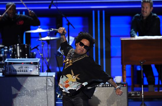 Lenny Kravitz performs during the Democratic National Convention at the Wells Fargo Center in Philadelphia, Pennsylvania, July 27, 2016. / AFP / SAUL LOEB        (Photo credit should read SAUL LOEB/AFP/Getty Images)